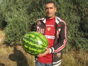 Un jeune récole une pastèque de 17,2 Kg