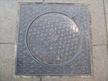 Oran - Pour freiner les vols: les couvercles des égoûts soudés