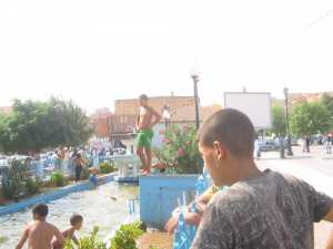 في ظل موجة الحر والعجز في المرافق بمعسكر