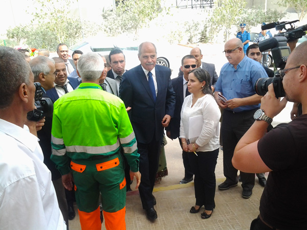 وزير الموارد المائية والبيئة يتفقد مصنع 