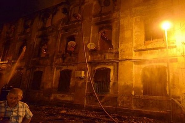 حريق مهول يشب بعمارة من 4 طوابق بباب الوادي