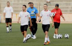 الفريق يواصل التحضيرات              الشلفاوة يحاصرون مسعود ويطالبونه بهز شباك سطيف