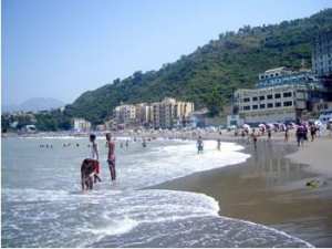 Touristes et  tous-risques  se partagent Tichy