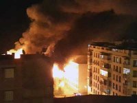 Un immeuble ravagé par les flammes