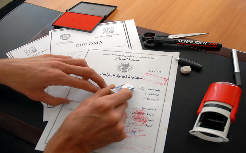 شاب يحول مكتب وكالة إشهار إلى محل لتزوير شهادات مدرسية وديبلومات تكوين بوهران