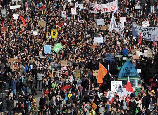 'Descends dans la rue, crée un nouveau monde'!: Les 'Indignés' occupent les rues de la planète