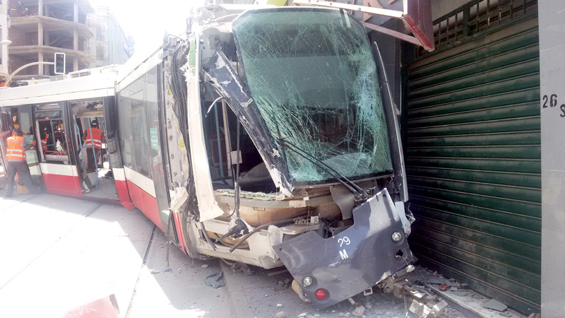 قاطرة ترام تندفع فارغة من محطة المقري بوهران لتصطدم ببنايات الأمير عبد القادر