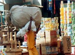 الأوضاع الاجتماعية الصعبة ابعدتهم عن مقاعد الدراسة              “الحمالة” مهنة الأطفال الفقراء في الجلفة