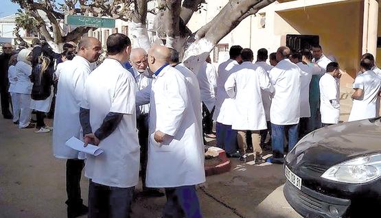 إحتجاج لأطباء وعمال مستشفى الشريعة بتبسة على خلفية إعتداء مواطن على طبيب