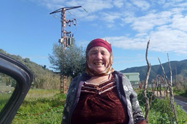 عجوز بسكيكدة تعالج 