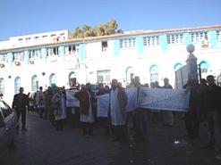 احتجاجات شبه الطبي وأعوان الأسلاك المشتركة تحولت إلى  صراع              غلق المدخل الرئيسي ومنع سيارات الإسعاف من النشاط بمستشفى قسنطينة