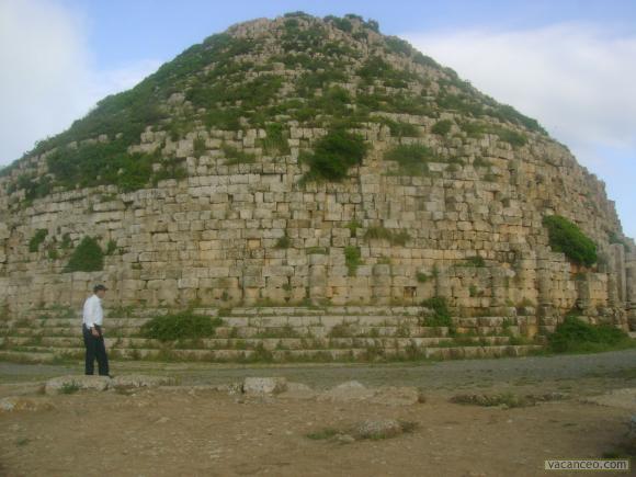 الجزائر ترمم أضرحة ملوكها القدامى