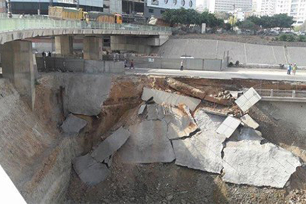 انهيار طريق حيوي قرب مقر ولاية وهران يثير الرعب