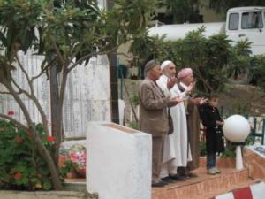 Draa Kébila, dépôt de gerbe de fleurs au carré des martyrs