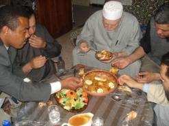 هي واحدة من أهم العادات في عيد الأضحى              العجائن المنزلية بقسنطينة.. علامة مطلوبة بالسوق