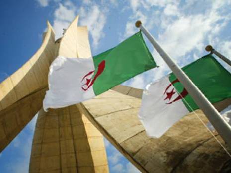 Algérie - Symbole de la souveraineté nationale: L'emblème ne flotte pas sur toutes les façades