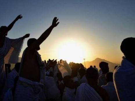 Marée humaine sur le Mont Arafat, moment fort du pèlerinage de la Mecque