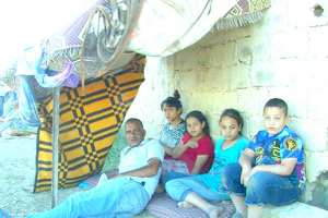 عائلة من 9 أفراد تبيت في العراء دون أكل بتبسة