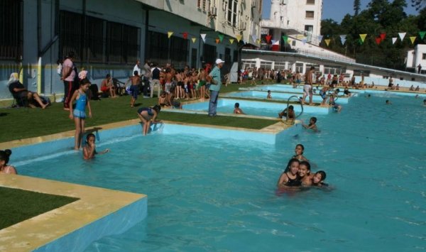 إقبال كبير على مسابح باتنة هروبا من الحرارة