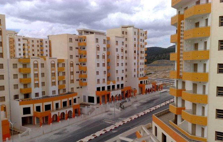 مستفيدو سكنات عدل 1 يعتصمون أمام مقر ولاية تيزي وزو