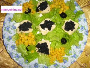 Salade aux oeufs de lump sur lit de chèvre