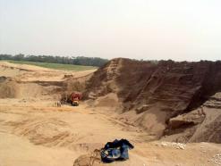 تواطؤ عناصر أمنية في نهب الرمال فاقم الكارثة               الدرك يعلن الحرب على “الرمالة” ببومرداس، تيزي وزو ومسيلة