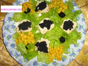 Salade aux oeufs de lump sur lit de chèvre