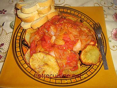 Pomme chips à la sauce oignons-tomates