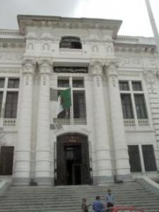 في قضية إبرام صفقات مخالفة للقانون                النيابة تلتمس 5 سنوات سجنا في حق مدير السكن والتجهيزات بقسنطينة