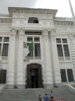 في قضية إبرام صفقات مخالفة للقانون                النيابة تلتمس 5 سنوات سجنا في حق مدير السكن والتجهيزات بقسنطينة