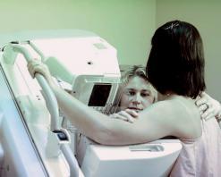 حملة توعوية صحية حول الكشف المبكر لسرطان الثدي بالوادي