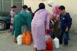 الماء يخرج مواطنين إلى الشارع في معسكر