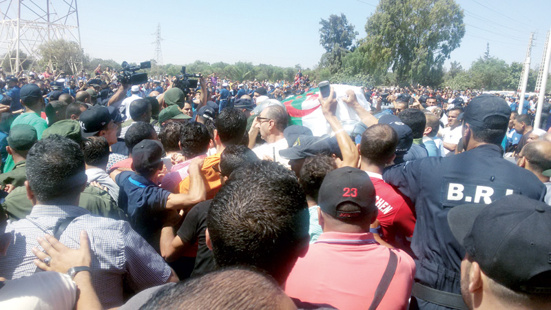 مسيرة حاشدة في جوّ جنائزي مهيب يرافق نهال إلى مقبرة عين البيضاء بوهران