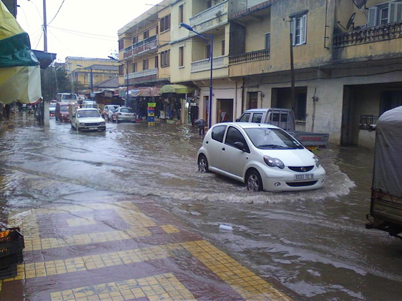 أمطار و برد سميك و انخفاض في درجة الحرارة بالبيض