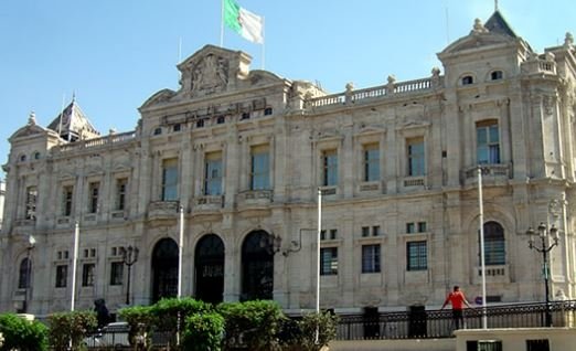 سونلغاز تهدد بقطع الكهرباء عن بلدية وهران