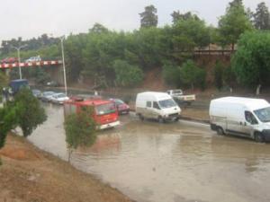 Oran - Obstrués par les déchets emportés par les eaux de pluie: 300 agents pour le curage des avaloirs