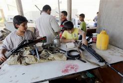 مليشيات مسلحة تسيطر على العاصمة طرابلس والمعابر الحدودية               الحكومة الليبية الجديدة تكثف جهودها لجمع الأسلحة