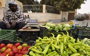 تجّار الخضر والفواكه يحتجّون أمام المقرّ القديم لبلدية حاسي بحبح في الجلفة