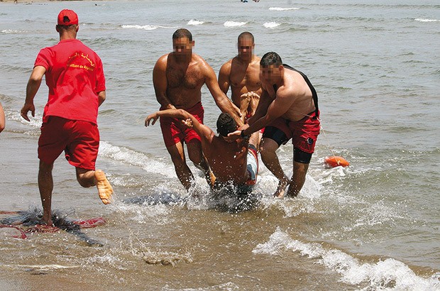 Le maître nageur sauve une vie avant de mourir