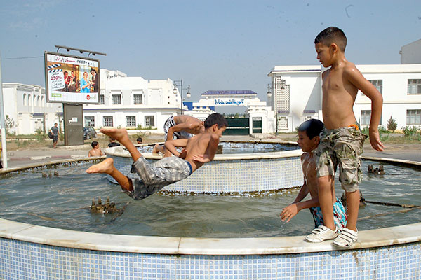 أطفال يجازفون بحياتهم داخل الأحواض بالجلفة