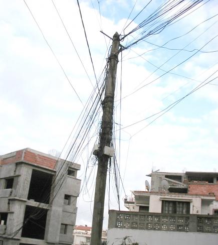 التنصيب العشوائي للأعمدة الكهربائية يحدث فوضى ببلدية معاوية في سطيف