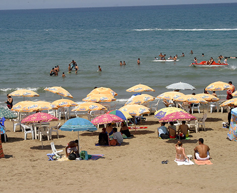 عائلات في جولات بالقوارب و شباب على ‪