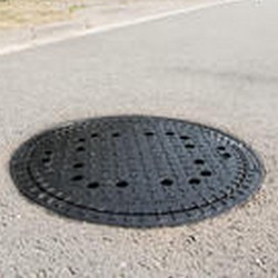 Oran - Aménagements urbains: Installation de couvercles d'égouts 