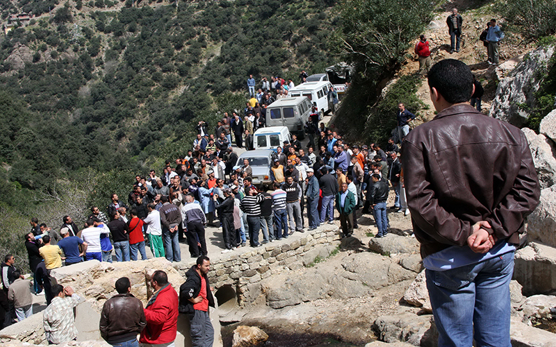 قاطنو مركز الإيواء بساكت يعتصمون أمام مقر ولاية بجاية