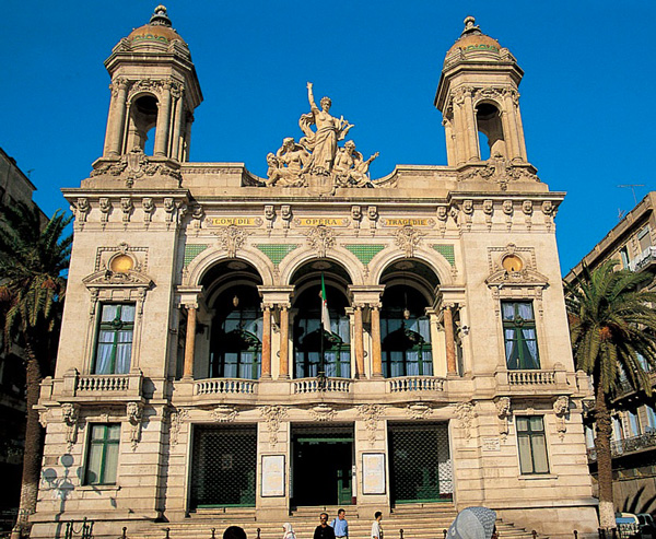 انهيار جزئي لشرفة بمدخل 