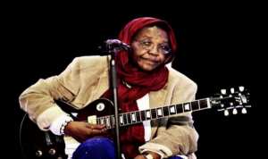 إجلاء الفنانة الكبيرة ''حسناء البشارية'' إلى مستشفى بشار