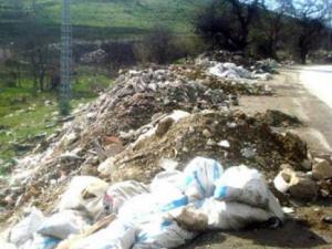 Constantine - Cadre de vie et citoyenneté: Les bords de routes transformés en décharges