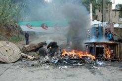 بسبب عدم تهيئة طرقات حيهم               سكان القصر الأحمر بالكاليتوس بالعاصمة  يقطعون الطريق الوطني رقم 8