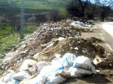 Constantine - Cadre de vie et citoyenneté: Les bords de routes transformés en décharges