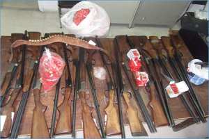 توقيف ثلاثة مجرمين بحوزتهم 15 بندقية ببسكرة